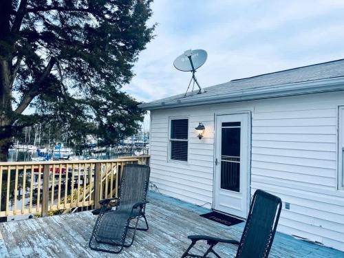 En balkon eller terrasse på Waterfront Views with King Bed in Solomons Island