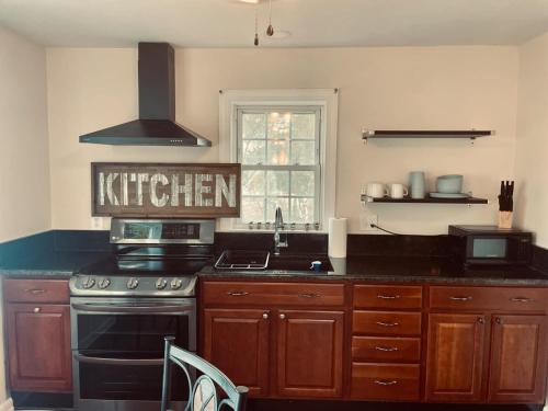 Køkken eller tekøkken på Waterfront Views with King Bed in Solomons Island