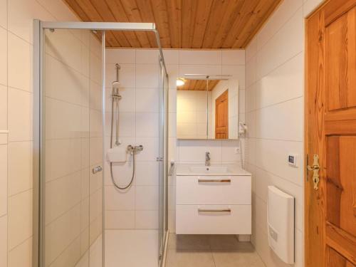 un baño con ducha y lavabo en Ferienhaus im skandinavischen Stil, en Granzow