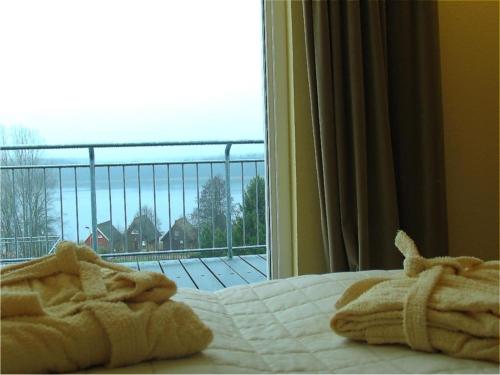 a bedroom with a bed with a view of a balcony at elegant eingerichtete Ferienwohnung in Granzow