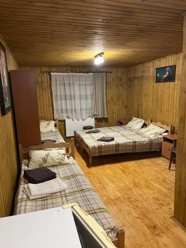 En eller flere senge i et værelse på Cottage біля річки