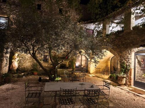 Κήπος έξω από το Magnanerie de Sainte Croix