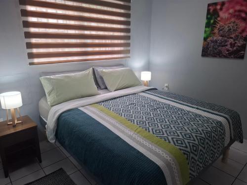 Ένα ή περισσότερα κρεβάτια σε δωμάτιο στο Tropical Palm Retreat