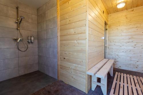 Stare MiastoWichrowe Wzgórze Chill House Jabłonowo的一个带长凳和淋浴的桑拿浴室