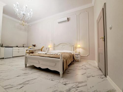 Ένα ή περισσότερα κρεβάτια σε δωμάτιο στο Poznaj Mickiewicza 3