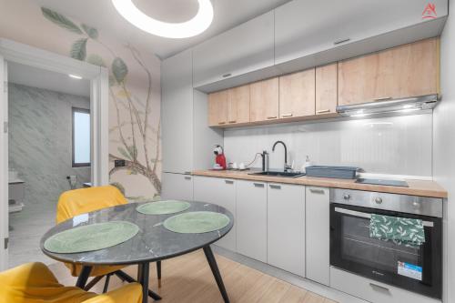 Kuchyň nebo kuchyňský kout v ubytování Sunny Grand Chalet Apartment