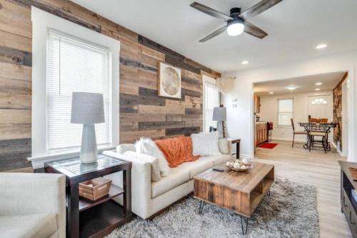Gallery image of Cozy Old Brooklyn Home near Zoo in Cleveland