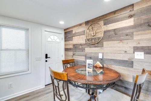 Gallery image of Cozy Old Brooklyn Home near Zoo in Cleveland