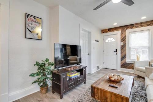 Gallery image of Cozy Old Brooklyn Home near Zoo in Cleveland