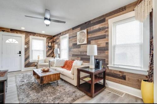 Gallery image of Cozy Old Brooklyn Home near Zoo in Cleveland