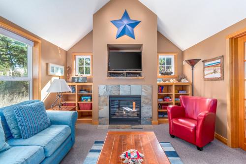 een woonkamer met een blauwe bank en een ster aan de muur bij Starfish in Pacific City