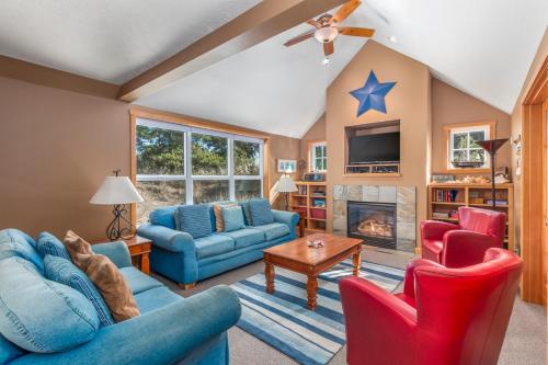 een woonkamer met blauwe meubels en een ster aan de muur bij Starfish in Pacific City