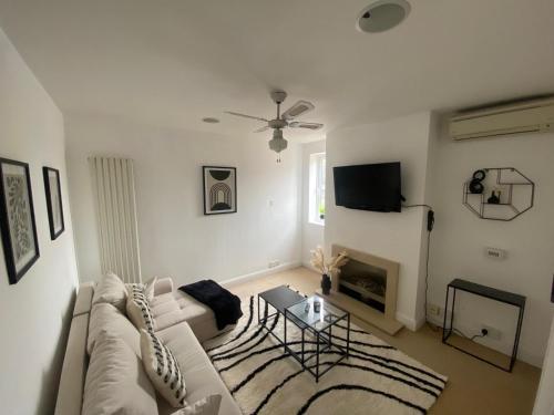 Телевизор и/или развлекательный центр в Cozy Town Centre 2 Bed Apartment Close To Historic Landmarks And Great Restaurants