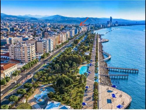 eine Luftansicht einer Stadt neben dem Wasser in der Unterkunft Smart Comfort Deluxe N1 private Balcony Bathroom Beach 250m Marina Port 800m in Limassol
