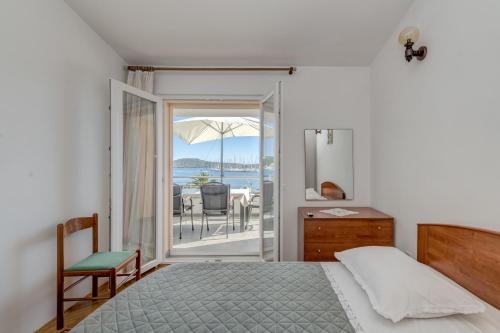 Seafront apt with terrace 4 bedrooms and mooring