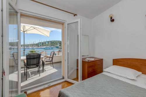 Seafront apt with terrace 4 bedrooms and mooring