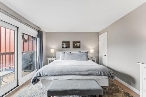 Ένα ή περισσότερα κρεβάτια σε δωμάτιο στο Modern 3 BDR Heart of Downtown Walk Everywhere