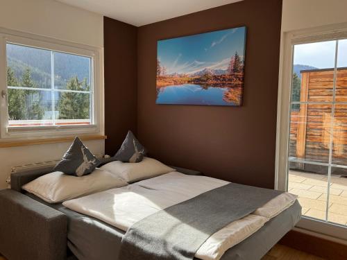 费尔兹姆斯Kleinbergsonne的带一张床和两扇窗户的卧室