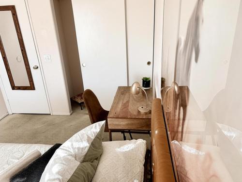 una sala da pranzo con tavolo e sedie di Starlight Western Room a Hemet