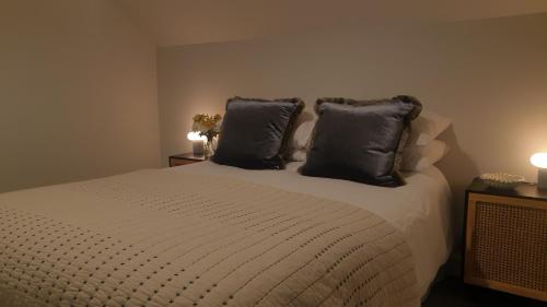 Postel nebo postele na pokoji v ubytování torrs view apartment