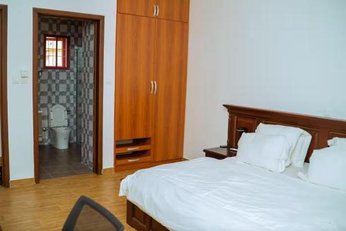 una camera con letto e un bagno con servizi igienici di 1 Bedroom Bungalow in Alalubosa GRA a Ibadan