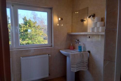 Et badeværelse på Half of a holiday home, huge garden, pond
