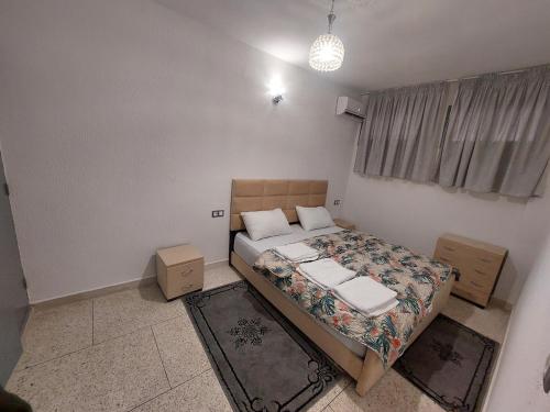 ein kleines Schlafzimmer mit einem Bett und einem Fenster in der Unterkunft New feeling maison climatisée in Ville Nouvelle