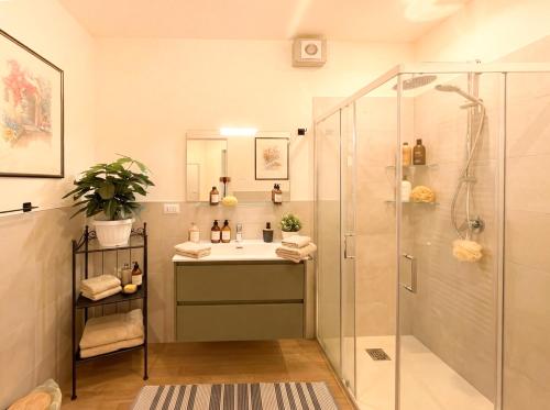 Ένα μπάνιο στο ISEO LAKE 3-Bedroom just 40 meters from the lake and 12 meters from Piazza Garibaldi