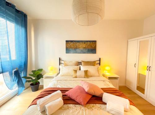 Ένα ή περισσότερα κρεβάτια σε δωμάτιο στο ISEO LAKE 3-Bedroom just 40 meters from the lake and 12 meters from Piazza Garibaldi