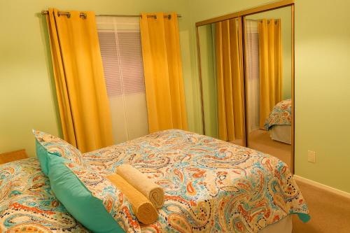 赫米特Rosewood Retreat的一间卧室配有一张带枕头和镜子的床