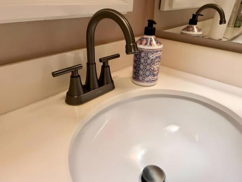 ein Waschbecken mit einer weißen Arbeitsplatte und einem Waschbecken in der Unterkunft Willow brook room with TV in Hemet