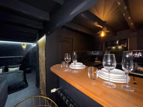 eine Gruppe von Weingläsern auf einer Bar in der Unterkunft SecretRoomBdx in Carbon-Blanc