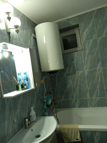 锡盖图马尔马切伊Harta in cui的浴室里有洗手池和镜子