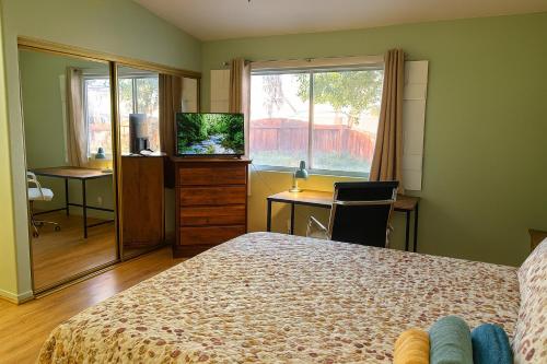 Postel nebo postele na pokoji v ubytování Meadow Harvest Suite with TV and private bathroom