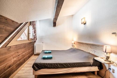 Ένα ή περισσότερα κρεβάτια σε δωμάτιο στο Chalet Triplex avec Piscine - Sauna