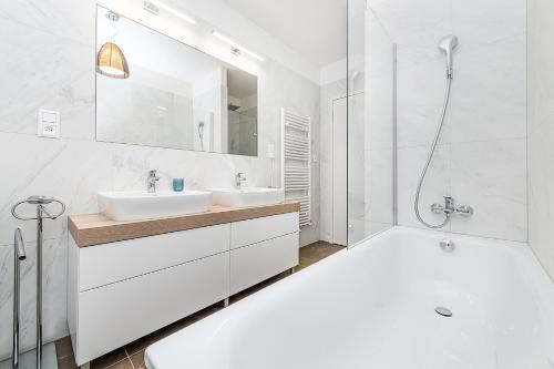 Koupelna v ubytování Bright Designer Apt with 2BR, 2BA and Free Parking