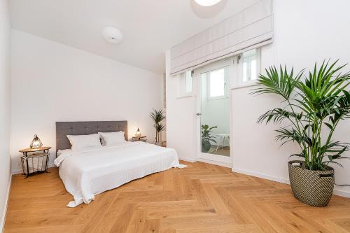 Postel nebo postele na pokoji v ubytování Bright Designer Apt with 2BR, 2BA and Free Parking