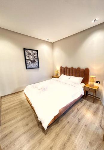 a bedroom with a large white bed in a room at Appartement CFC in Casablanca