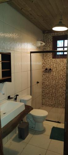 プラドにあるCabana Terra Chã Cumuruxatibaのトイレと洗面台のあるバスルーム