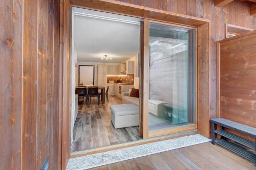 een woonkamer met een groot raam en een eetkamer bij Residenza Viola in Valdidentro