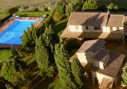 an overhead view of a house with a swimming pool at Podere Trieste in Cialabrone