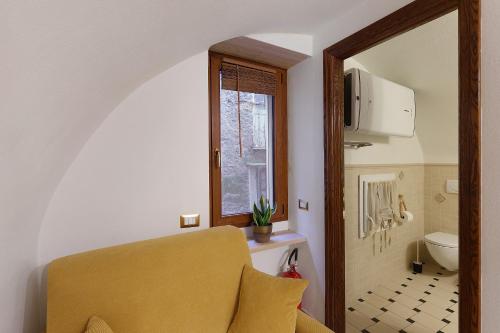 多尔切阿夸Ca' Pecina - Holiday Home的一间带黄色椅子和卫生间的浴室