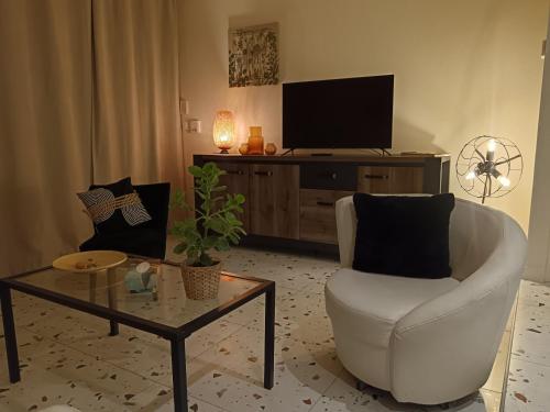 TV a/nebo společenská místnost v ubytování SUPERB MEDITERRANEAN FISHERMANHOUSE FRESHLY RENOVATED 20 M FROM HARBOR HIKES NEARBY no extra fees