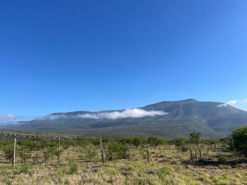 vista di una montagna con nuvole in lontananza di Geluk Cottage a Somerset East
