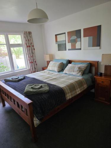 ein Schlafzimmer mit einem großen Bett in einem Zimmer in der Unterkunft Harleston House - Accomodation and Vineyard in Sefton