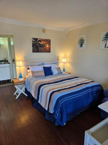 Ένα ή περισσότερα κρεβάτια σε δωμάτιο στο Sunset Cove - Water View