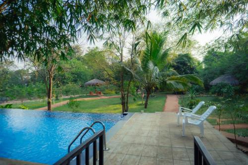 Πισίνα στο ή κοντά στο TANTOR RESORT Hotel and spa Habarana