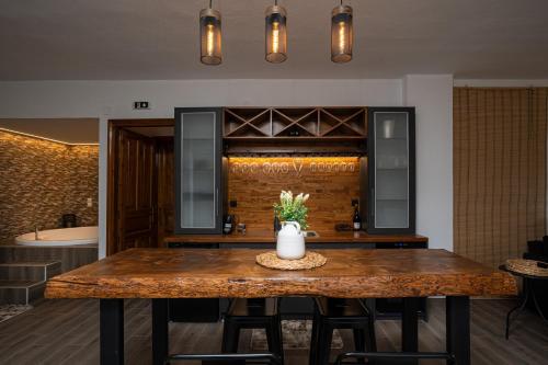 een eetkamer met een tafel met een vaas erop bij Villa Christina in Karpenisi