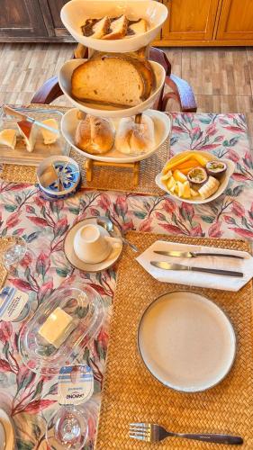 波文图拉maderedocevida的桌子上摆满了食物