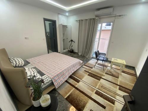 una sala de estar con un sofá y una mesa en Prestige, en Dakar